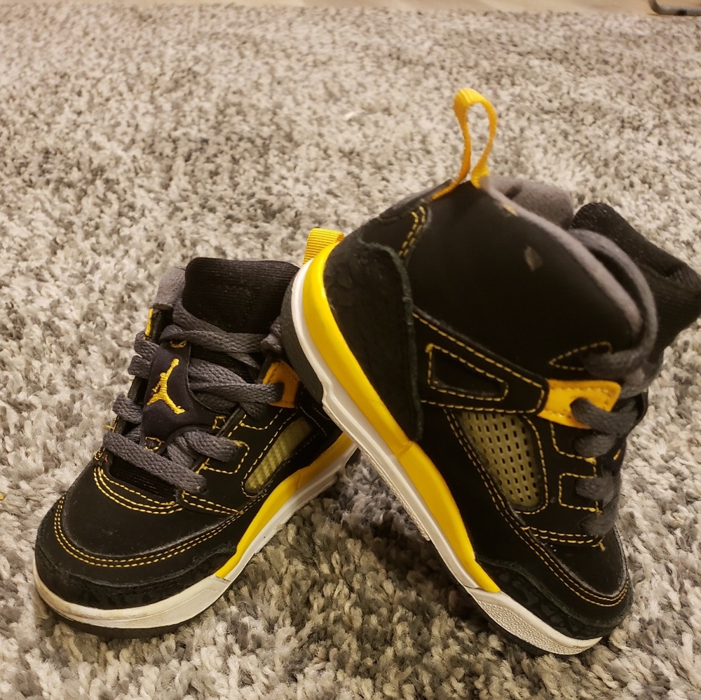 Jordans Black/Yellow Size 6c🖤💛